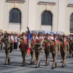 Ceremonie militară în Sibiu cu absolvenți ai Academiei Militare primind gradul de ofițer