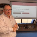 Moderatorul workshop-ului de inteligență artificială răspunde la întrebările elevilor