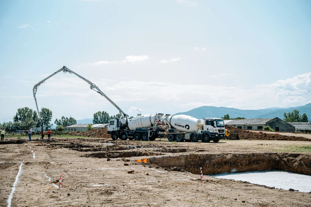 Lucrări de infrastructură și utilaje grele pe șantierul noului spital de îngrijiri paliative din Săliște.