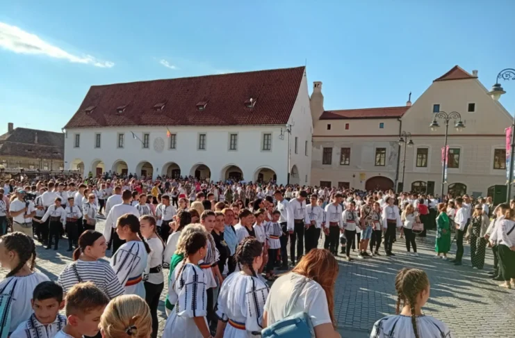 Piața Mică, transformată într-o mare scenă de dans popular. Sute de copii și tineri au participat la flashmob