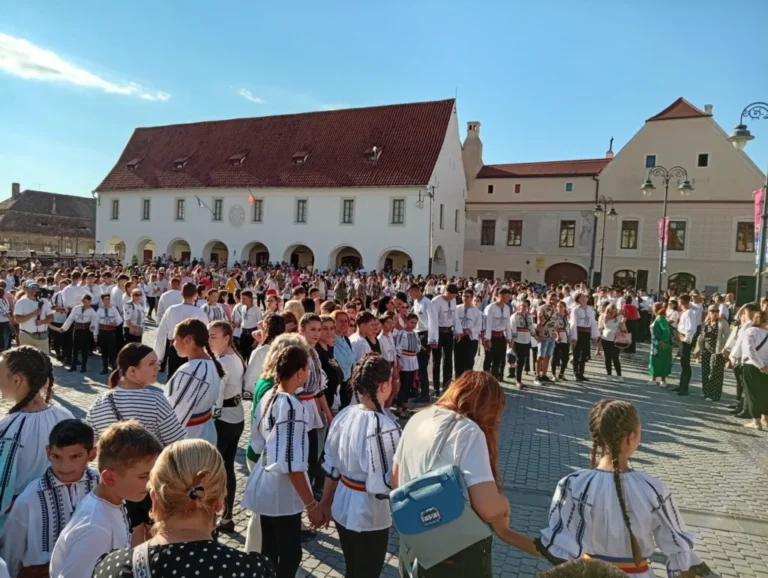 Piața Mică, transformată într-o mare scenă de dans popular. Sute de copii și tineri au participat la flashmob