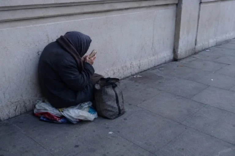 EDITORIAL: Bătrâna de pe trotuar este România de astăzi