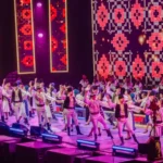 Junii Sibiului în costum popular tradițional, pregătiți pentru spectacolul de la UNTOLD.