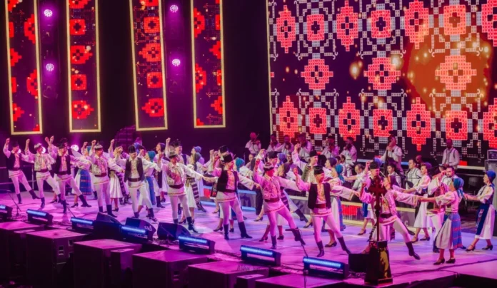 Junii Sibiului în costum popular tradițional, pregătiți pentru spectacolul de la UNTOLD.