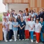 Vedere panoramică a laboratorului Spitalului Județean Sibiu cu personal