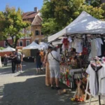Bijuterii artizanale așezate pe suporturi la Târgul Antichități
