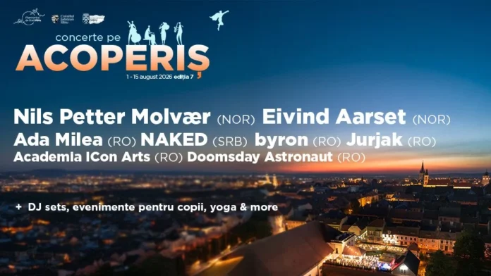 Publicul bucuros la un concert pe acoperiș în centrul istoric al Sibiului.