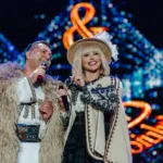 Cântecele Munților: solistă în costum popular cântând cu pasiune pe scenă