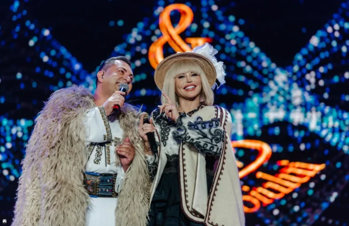 Cântecele Munților: solistă în costum popular cântând cu pasiune pe scenă