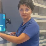 Asistent ATI monitorizand pacientul în timp ce luptă pentru viață în unitatea de terapie intensivă.