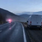 Locul accidentului rutier cu un pieton pe DN 1 la Avrig, cu autoutilitară și serviciile de urgență.
