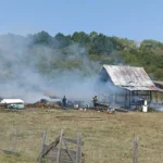 Ruinele șaivului după incendiu la Cisnădie, cu structură metalică prăbușită și resturi carbonizate.