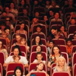 Publicul de copii și părinți zâmbind și aplaudând la concertul Concerte pe Acoperiș 2026.