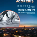Sesiune gratuită de yoga deasupra Sibiu, pe acoperiș, cu participanți pe covorașe