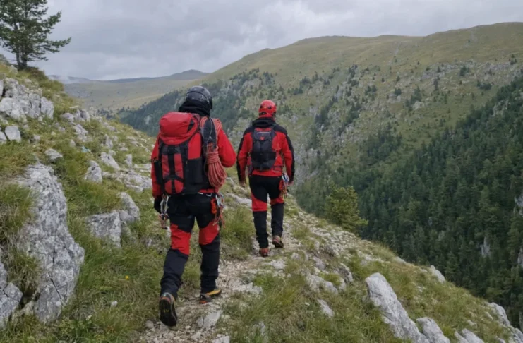 Intervenții simultane ale Salvamont Sibiu. Parapantist blocat într-un copac și copil rănit pe bicicletă