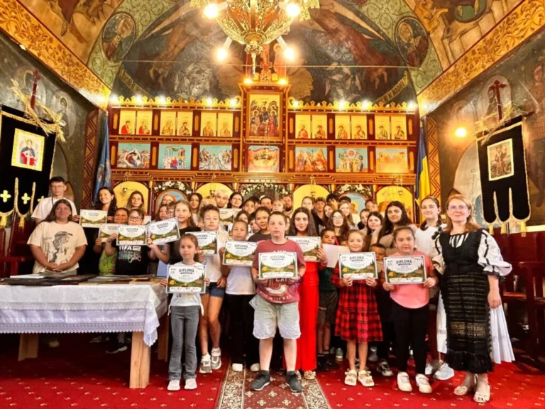 Tabără internațională la Ighișu Vechi. 55 de copii, voluntari români și tineri din Franța, uniți prin credință