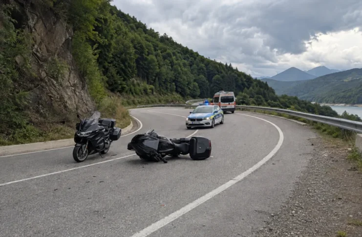 Motociclist din Sibiu, rănit într-un accident pe Transalpina. Impact frontal în zona Barajului Oașa