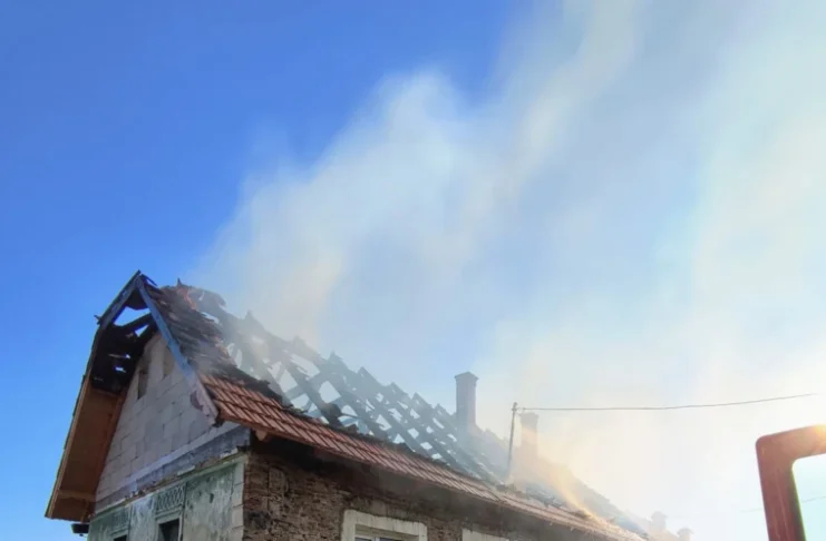 Incendiu la o casă din Chirpăr. O femeie a ajuns la spital