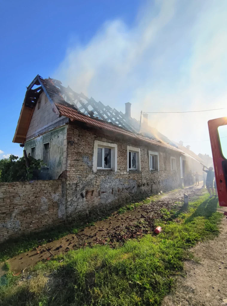 Incendiu la o casă din Chirpăr. O femeie a ajuns la spital