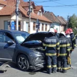 Mașină avariată în urma unui accident pe strada Măgheranului din Sibiu, cu serviciile de urgență prezente.
