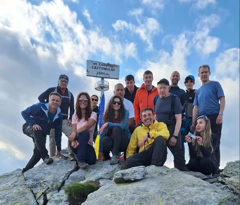 Opt dintre cele mai înalte vârfuri din România au fost deja cucerite în provocarea „13 x 2500 m”. Anii Drumeției pregătesc două etape spectaculoase în august
