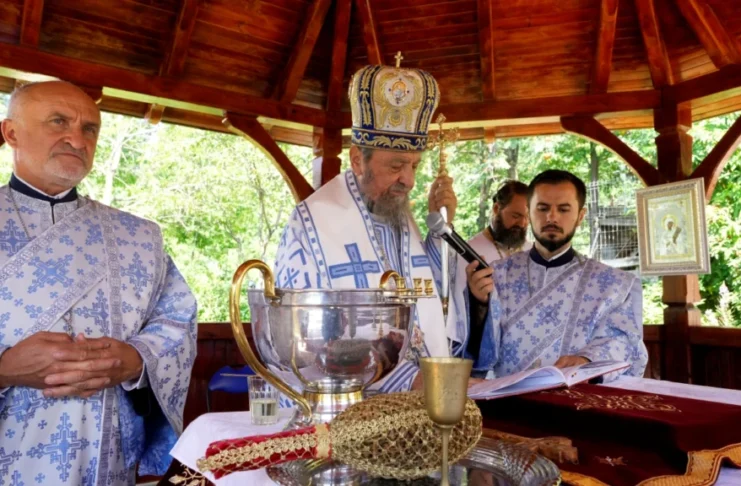Mitropolitul Ardealului a sfințit noul altar de vară al Schitului din Păltiniș