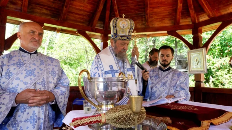 Mitropolitul Ardealului a sfințit noul altar de vară al Schitului din Păltiniș