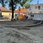 Șantier și lucrări de amenajare în curtea Spitalul Municipal Sibiu, în curs de modernizare.