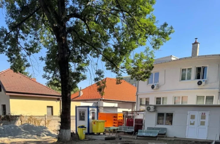 Curtea Spitalului Municipal Sibiu, în curs de amenajare. Ștefania Șerban: „Avem de recuperat ani în care acest loc a fost lăsat în urmă”