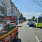 Locul accidentului din Sibiu de pe Strada Vasile Cârlova, cu vehiculele implicate și echipajele de poliție și salvare.