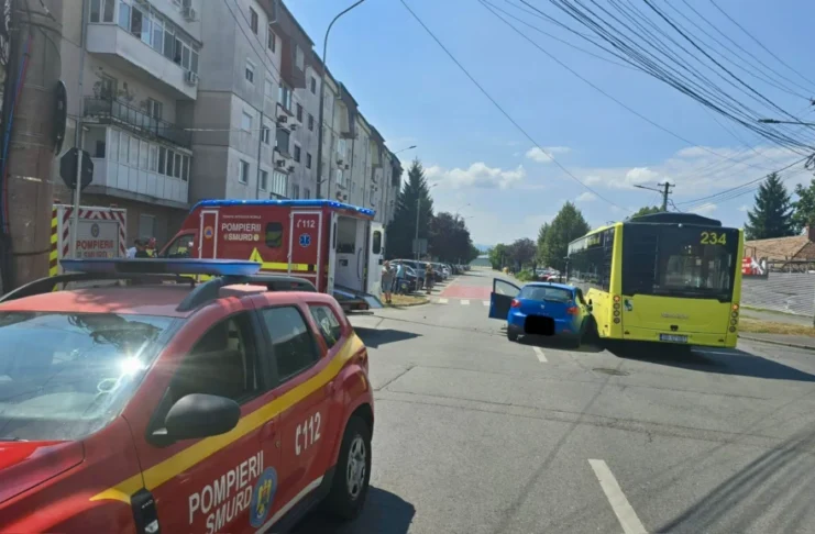 Accident între un autoturism și un autobuz pe strada Vasile Cârlova: Patru tineri au ajuns la spital!