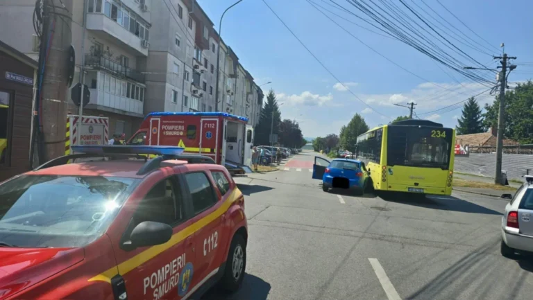 Accident între un autoturism și un autobuz pe strada Vasile Cârlova: Patru tineri au ajuns la spital!