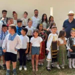Publicul și invitații la evenimentul de tradiții organizat de școala gimnazială Brădeni