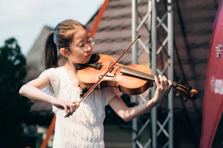 „Drumul Mătăsii” a ajuns pe Acoperișul Filarmonicii Sibiu. Meng Xu și tinerii muzicieni ICon Arts, într-un concert dedicat noii generații