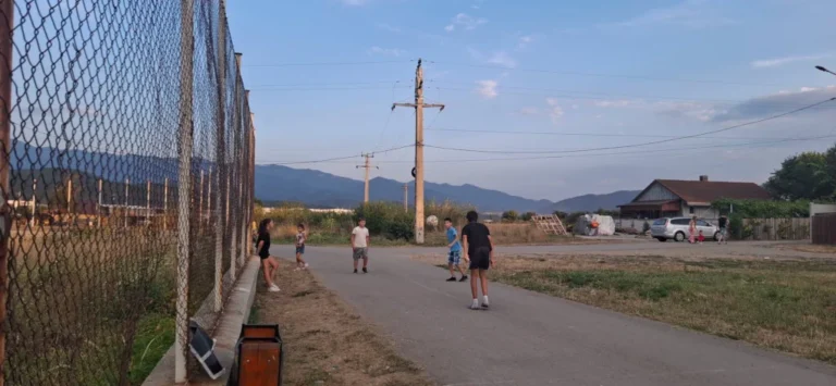 Poliția Sibiu sporește măsurile de siguranță în Colonia Tălmaciu, după ce un bărbat ar fi urmărit copiii din zonă cu un bici!