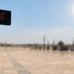 Cod galben de caniculă declarat pentru județul Sibiu, cu soarele strălucitor pe un cer fără nori.