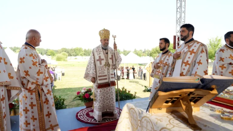 Liturghie arhierească în Cartierul Arhitecților, înaintea hramului Bisericii „Sfântul Mucenic Laurențiu”