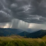 Vedere panoramică a codului galben pentru furtuni în munții din județul Sibiu
