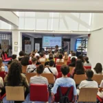 Tineri adolescenți participă la o ședință de orientare în carieră organizată la Biblioteca ASTRA Sibiu