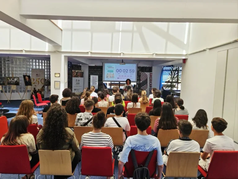 16 întâlniri pentru adolescenții din Sibiu. Profesioniști din domenii diverse și-au prezentat meseriile la Biblioteca ASTRA