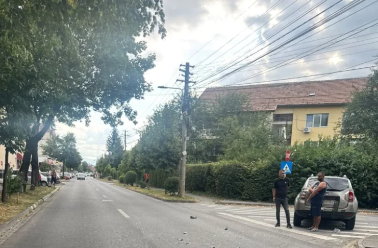 Accident produs pe strada Vasile Aaron: Un motociclist de 19 ani a ajuns la spital!