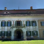 Castelul Brukenthal din Avrig, vedere exterioară a corpului central istoric ce urmează a fi restaurat