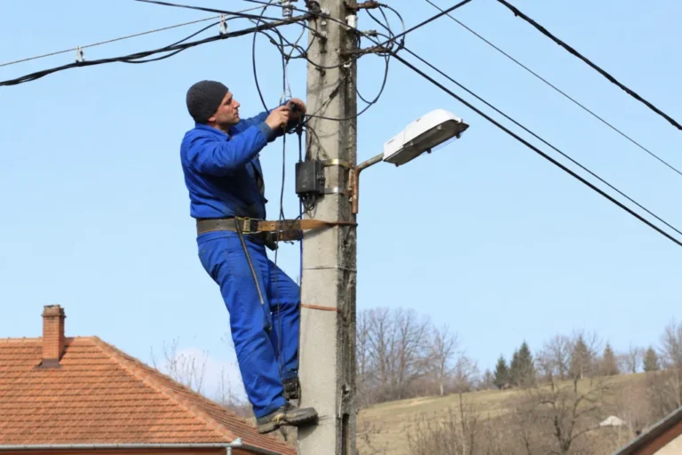 DEER răspunde în cazul celor 11 familii din Laslea fără energie electrică: „Locuințele au fost construite fără autorizații”