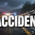 Accident rutier noaptea pe șoseaua din Vurpăr, cu mașina avariată și luminile de urgență aprinse