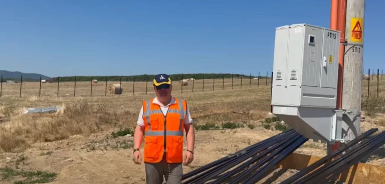 Sadu construiește un parc fotovoltaic de 284 kW. Primarul Valentin Ivan: „Tot ceea ce se produce aici este pentru consumul public”
