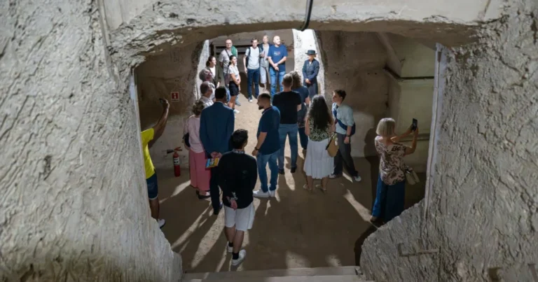 Oficial german din Bundestag, în catacombele Bisericii Ursulinelor din Sibiu