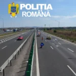 Polițiști efectuând controale pe Autostrada A1, o mașină oprită pe bandă de urgență