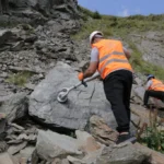 Stâncă pe Transfăgărășan curățată de graffiti, după operațiunea de îndepărtare a inscripțiilor.