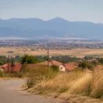 Disconfort termic ridicat în Sibiu sub o soare arzător, termometru afișând 33°C