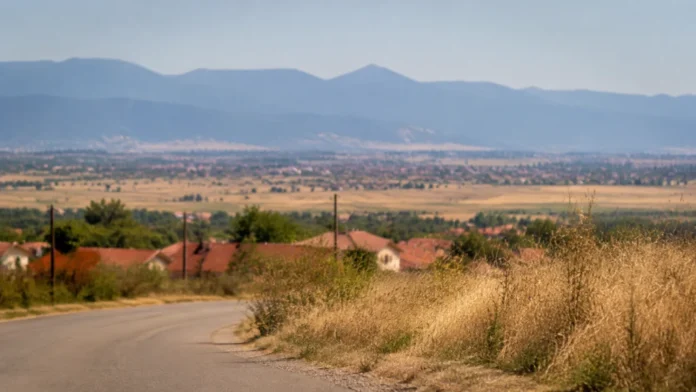 Disconfort termic ridicat în Sibiu sub o soare arzător, termometru afișând 33°C